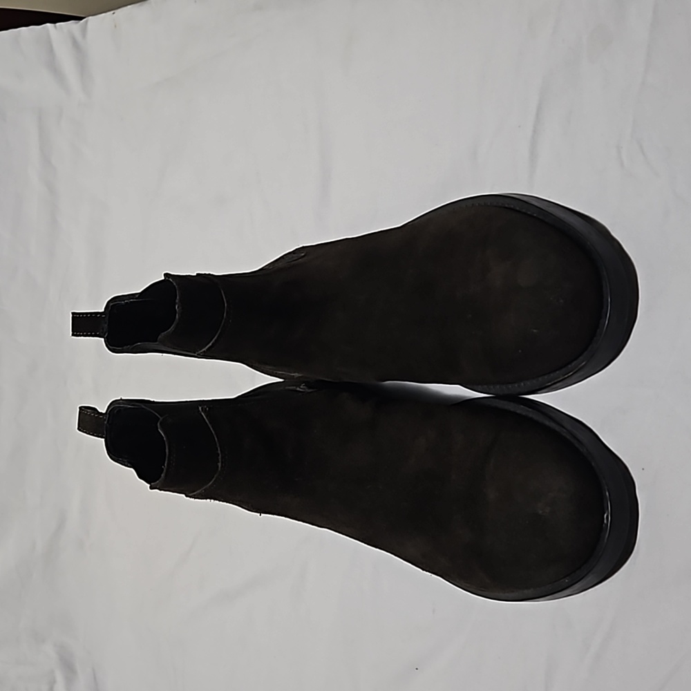 Saks fith avenue chelsea boots.